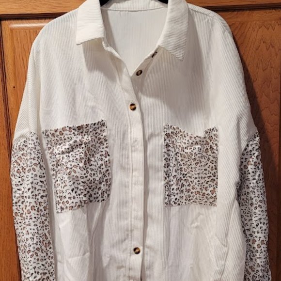 Button Shirt with Pockets - Picture 4 of 4